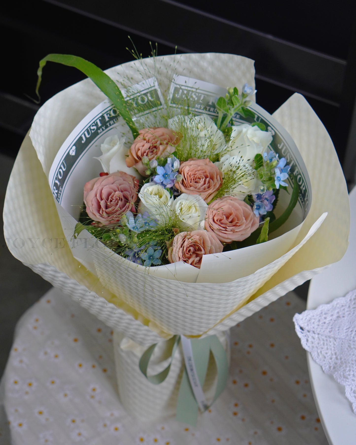 11 Rose Flower Bouquet - Avantgarde