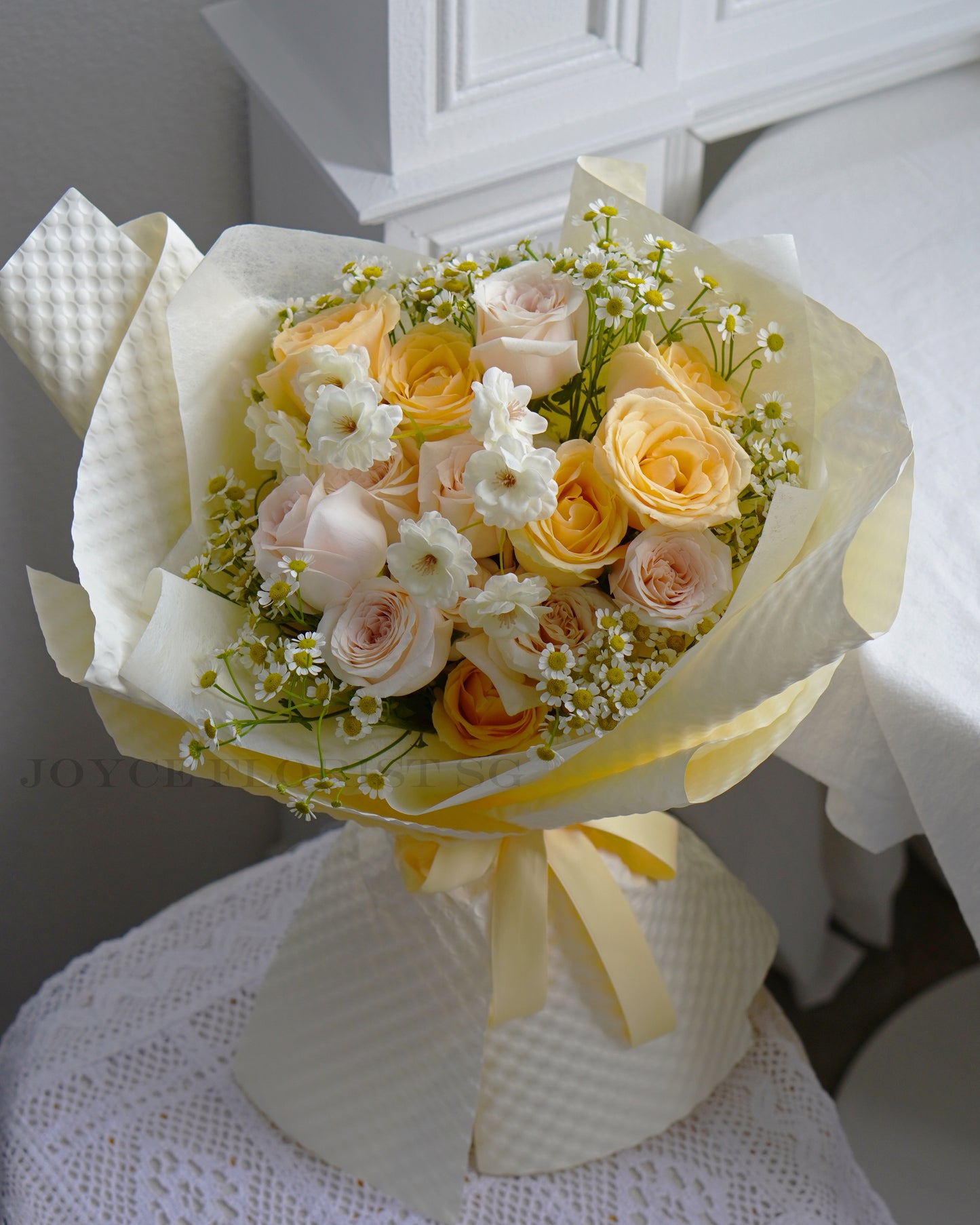 11 Rose Flower Bouquet - Pale Yellow